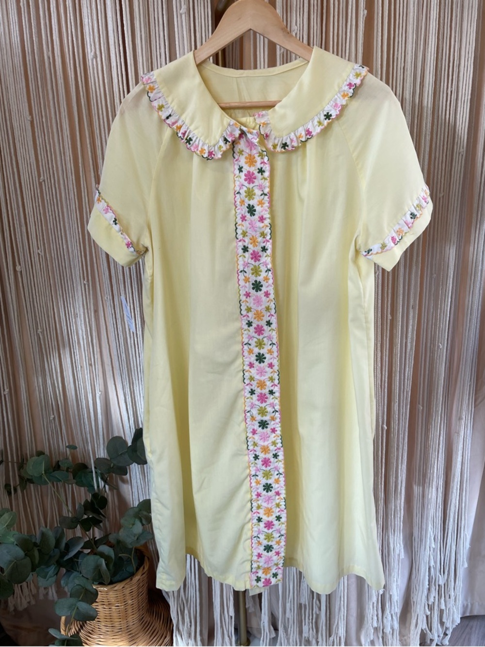1960s vintage Light yellow snap front house dress with floral embroidery trim - Picture 3 of 12